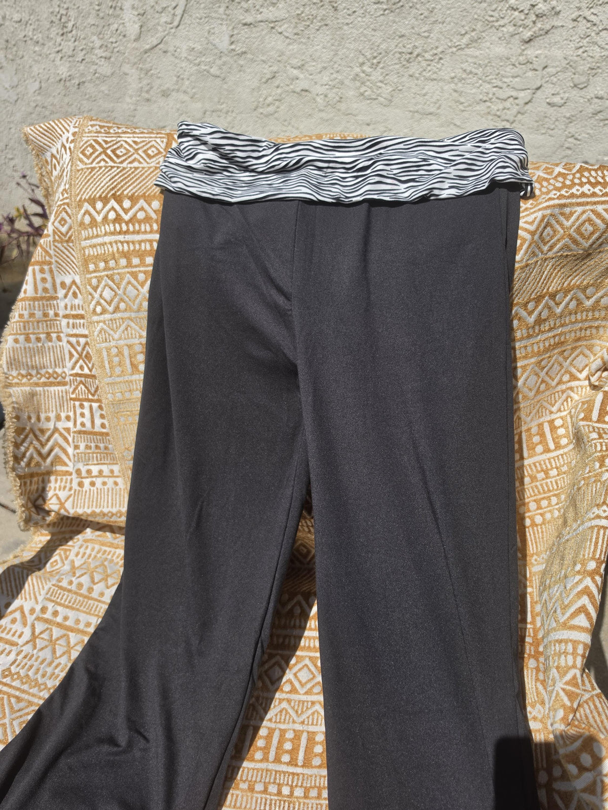 Specialty Print Flare Leggings | High-Waist Workout Pants (Black) | leopard | Zebra
